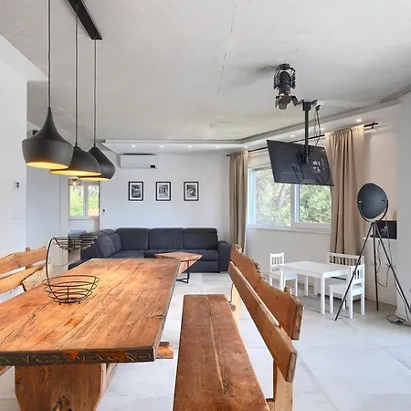 Black And White Holiday home
