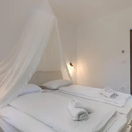 Black And White Holiday home Pula