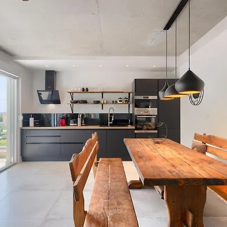 Black And White Holiday home *